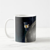 Twin Grail ruimtevaartuig in een baan om de maan. Koffiemok (Links)