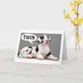 TWIN HAPPY BIRTHDAY GROTE WISSEN EN EEN GROTE DANE KAART (Gele Bloem)