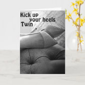 TWIN "KIK UW HEELS-KICK HEN UIT" BIRTHDAY KAART (Gele Bloem)