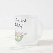 Twin Peas in a Pod 2e Verjaardag T-shirts en gesch Matglas Koffiemok (Voorkant rechts)