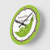 Twin Peas in een Pod Green Polka gepersonaliseerde Ronde Klok (Hoek)