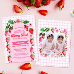 Twin Sisters Joint Berry Eerste Verjaardag Foto Kaart<br><div class="desc">Dit aardbeiontwerp is ideaal voor tweelingzusjes van babymeisjes voor een gezamenlijk Berry First-verjaardagsfeest. De voorkant is voorzien van een roze boog met rode waterverf aardbeien en bloesems op de top van een roze gingham check ontwerp. Op de achterkant van de uitnodiging staat een schattig lijst met aardbeien en bloemen op...</div>