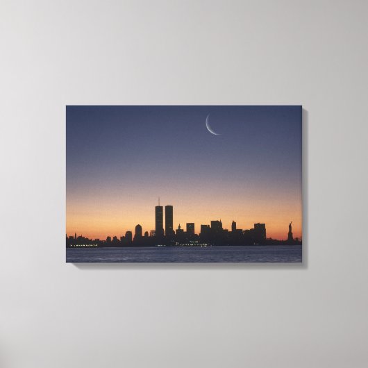 Twin Towers en Lady Liberty bij zonsondergang Canvas Afdruk (Voorkant)