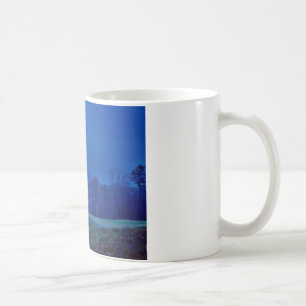 Twinkellichten in een blauw gebergte koffiemok