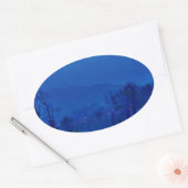 Twinkellichten in een blauw gebergte ovale sticker (Envelop)