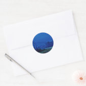 Twinkellichten in een blauw gebergte ronde sticker (Envelop)