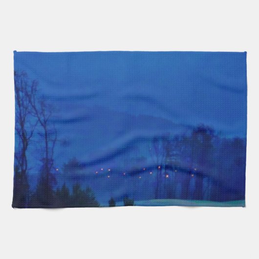 Twinkellichten in een blauw gebergte theedoek (Horizontaal)