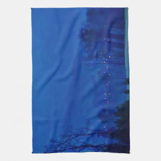 Twinkellichten in een blauw gebergte theedoek (Verticaal)