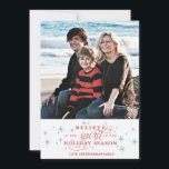 Twinkle Red Script & Blue Stars Holiday-fotokaart Feestdagenkaart<br><div class="desc">Deze Twinkle-vakantiepas roept de vreugde van het seizoen op en is exclusief voor Zazzle ontworpen. Perfect voor een traditionele vakantie begroeting ... met een beetje flair. Rood geloof dat het script met Kaspische blauwe sprankelaccenten het sentiment van het seizoen benadrukt. Voeg een Envelopments Holiday Stamp toe van ons uitgebreide collectie...</div>