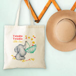 Twinkle Twinkle Little Star Baby Elephant Tote Bag<br><div class="desc">Baby olifante Canvas tas met schattig ontwerp en aanvullend gezegde "Twinkle Twinkle Little Star". Het ontwerp is voorzien van een baby olifant die een paraplu op zijn romp balanceert en vallende sterren en liefdesharten vangt. Een lief klein ontwerp - perfect als een kinderboekzak of als een baby-luiertas voor een nieuwe...</div>