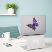 Twinkling Wings: Paarse Sparkle Butterfly Sticker (Laptop op bureau)