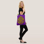 TWINKNOPEN Gold Celtic Knols, edelstenen in Paars Tote Bag (Op model)