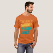 Twinnerwinner Chicken Dinner Design voor een moede T-shirt (Voorkant volledig)