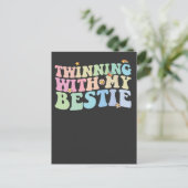 Twinning Met Mijn Bestie Groovy Retro Uitnodiging Briefkaart (Staand voorkant)