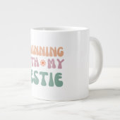 Twinning met mijn Bestie Groovy vriendschap Quote Grote Koffiekop (Voorkant rechts)