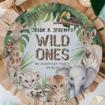 Twins Blauw wild één oerwoud 1e verjaardag Papieren Bordje<br><div class="desc">Vier de wilde en avontuurlijke sfeer van je tweeling met deze "Wild One Safari Animals Oerwoud Boy 1st Birthday Paper Borden", ontworpen om een vreugdevolle uitbarsting en kleur toe te voegen aan hun eerste verjaardagsfeestje. Elk bord is artistiek versierd met schattige waterverf safaridieren, waaronder een giraffe, leeuw, chimpansee, zebra, tijger,...</div>