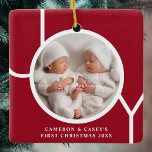 Twin's eerste aangepaste kerstfoto rood keramisch ornament<br><div class="desc">Deze tweeling's schattige aandenken kerstfoto ornament is versierd met het woord JOY in witte typografie op een rode achtergrond. Eenvoudig aan te passen met uw foto,  naam en jaar.</div>