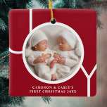 Twin's eerste aangepaste kerstfoto rood keramisch ornament<br><div class="desc">Deze tweeling's schattige aandenken kerstfoto ornament is versierd met het woord JOY in witte typografie op een rode achtergrond. Eenvoudig aan te passen met uw foto,  naam en jaar.</div>