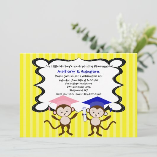 Twins Monkeing Around Afstuderen Invitation Kaart (Staand voorkant)