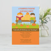 Twins Pumpkin Picking Birthday Party Invitation Kaart (Staand voorkant)