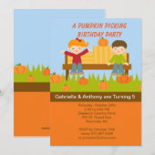 Twins Pumpkin Picking Birthday Party Invitation Kaart (Voorkant / Achterkant)