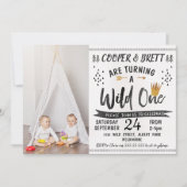 Twins Wild One Photo 1st Birthday Invitation Kaart (Voorkant)