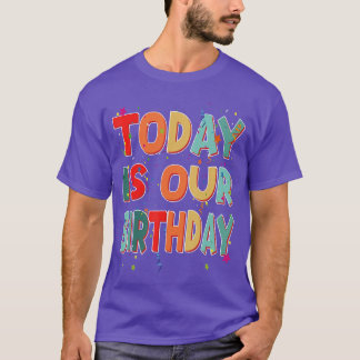 Twinswinoday Is Onze Verjaardag Broers en Zussen V T-shirt