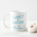 TWINTIG EN BLOEIENDE 20e Verjaardag Grappig Gepers Koffiemok<br><div class="desc">Vier het twintigjarig worden in stijl met deze levendige TWENTY & THRIVING-mok met gedurfde turquoise letters. Deze aangepaste naam koffie mok maakt een leuk en attent geschenk voor iedereen die hun twintiger jaren met zelfvertrouwen en energie omarmt. Een perfecte souvenir voor 's ochtends koffie, het studentenleven of de verjaardagsbrunch. Ook...</div>