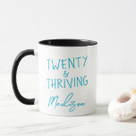 TWINTIG EN BLOEIENDE 20e Verjaardag Grappig Gepers Mok<br><div class="desc">Vier het twintigjarig worden in stijl met deze levendige TWENTY & THRIVING-mok met gedurfde turquoise letters. Deze aangepaste naam koffie mok maakt een leuk en attent geschenk voor iedereen die hun twintiger jaren met zelfvertrouwen en energie omarmt. Een perfecte souvenir voor 's ochtends koffie, het studentenleven of de verjaardagsbrunch. Ook...</div>