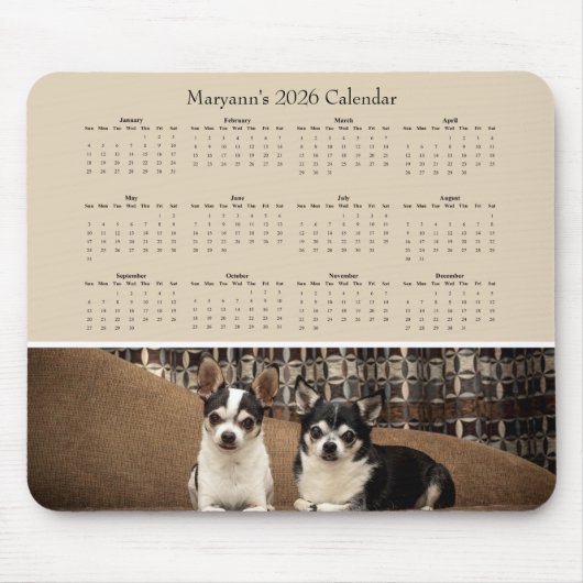Two Adorable Chihuahuas on a Sofa – 2026 Calendar Muismat (Voorkant)