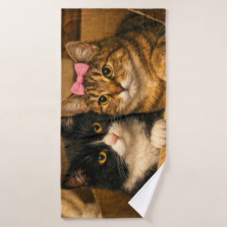 "Two Cats in a Cardboard Box – Cozy Bath Towel Badhanddoek