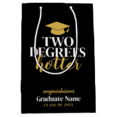 Two Degrees Hotter - Naam - Zwart Goud Afstuderen Medium Cadeauzakje (Voorkant)