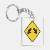 Two Downward Arrows Warning Road Sign Sleutelhanger (Voorkant Links)