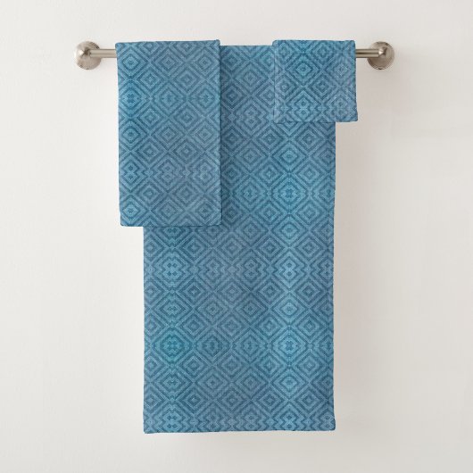 Two images of blue towels with a geometric diamond bad handdoek