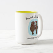 Two Lovely Cute Otters Custom Name Valentine's Day Tweekleurige Koffiemok (Voorkant rechts)