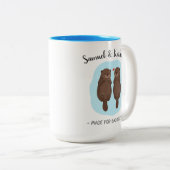 Two Lovely Cute Otters Custom Name Valentine's Day Tweekleurige Koffiemok (Voorkant rechts)