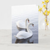 Two Swans Swimming on Tranquil Lake Kaart (Gele Bloem)