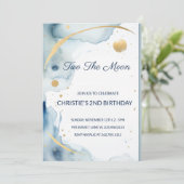 Two The Moon: Bleek Blauw 2e verjaardagsuitnodigin Kaart (Staand voorkant)