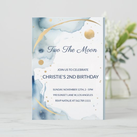Two The Moon: Bleek Blauw 2e verjaardagsuitnodigin Kaart (Staand voorkant)