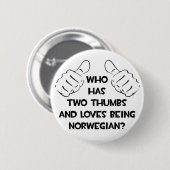 Two Thumbs and Loves is Noors Ronde Button 5,7 Cm (Voorkant /achterkant)