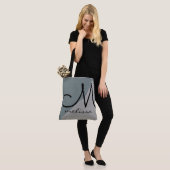 Two Tones of grey grote canvas tas met naam (Op model)
