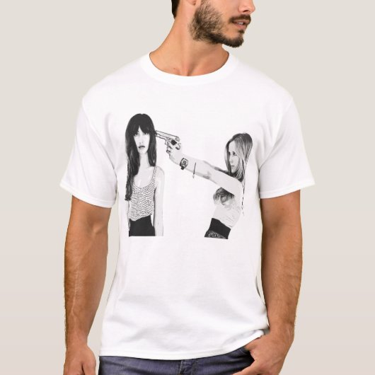 two women one gun t-shirt (Voorkant)