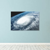 Tyfoon Hinnamnor. Canvas Afdruk (Insitu (Houten vloer))