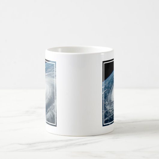 Tyfoon Hinnamnor. Koffiemok (Center)