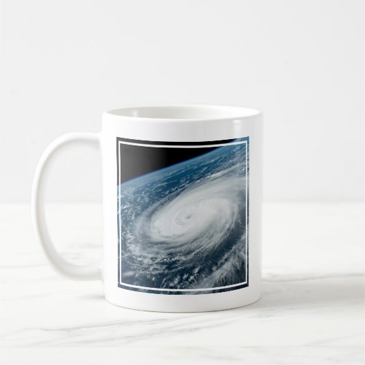 Tyfoon Hinnamnor. Koffiemok (Links)