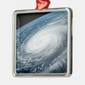 Tyfoon Hinnamnor. Metalen Ornament (Links)