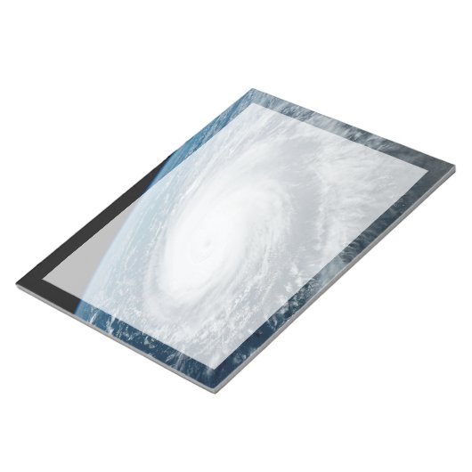 Tyfoon Hinnamnor. Notitieblok (Schuin)