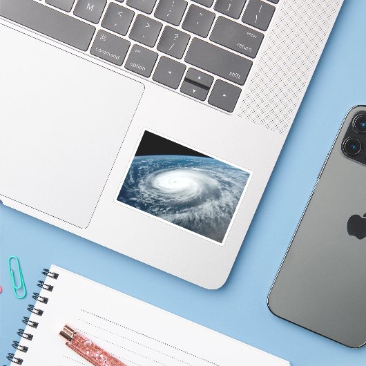 Tyfoon Hinnamnor. Sticker (Laptop met iPhone)