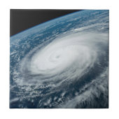 Tyfoon Hinnamnor. Tegeltje (Voorkant)
