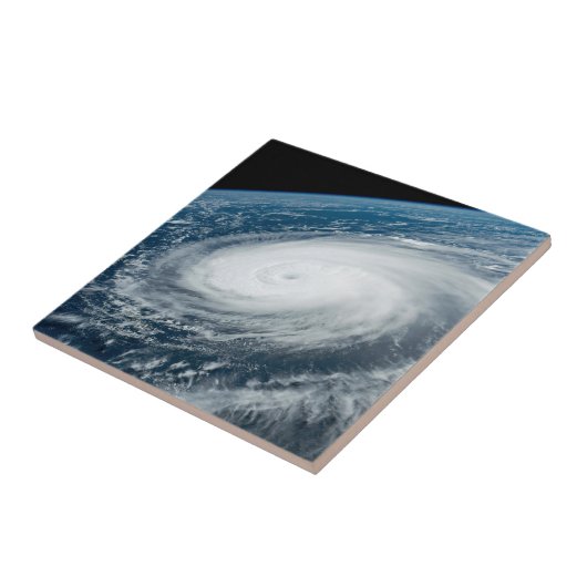 Tyfoon Hinnamnor. Tegeltje (Zijkant)